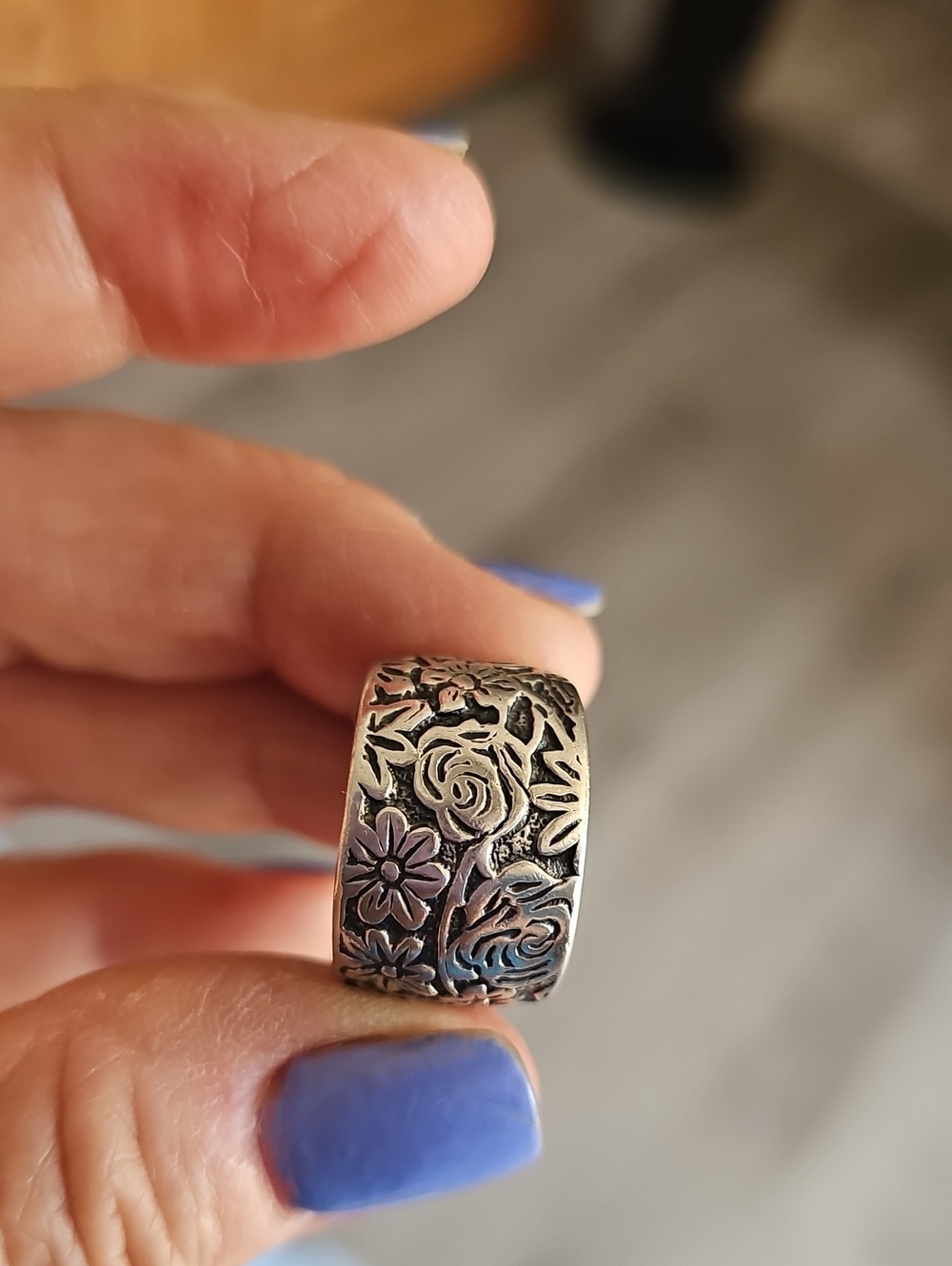 Silpada sterling silver Floral Wide Band Ring with Engraved Roses